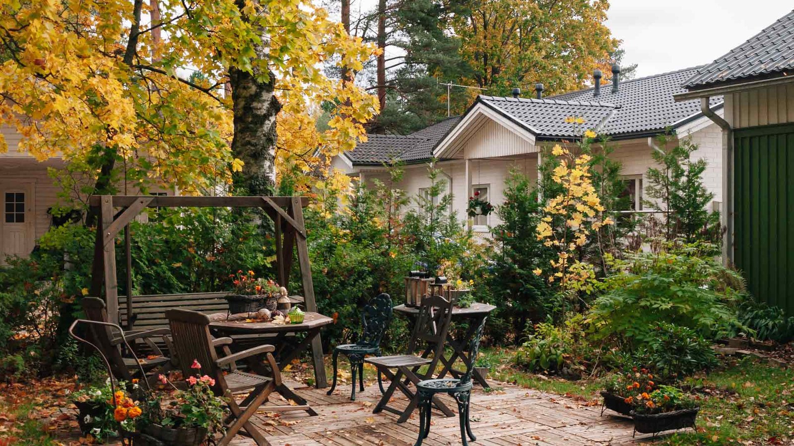 4 Season Garden Room Design Ideas to Bring the Fall Beauty to Your Home