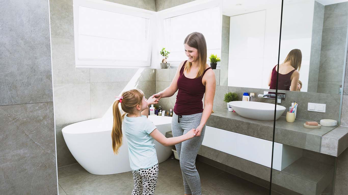 How Homeowners Evaluate Shower And Tub Walls For Consistent Bathroom Durability